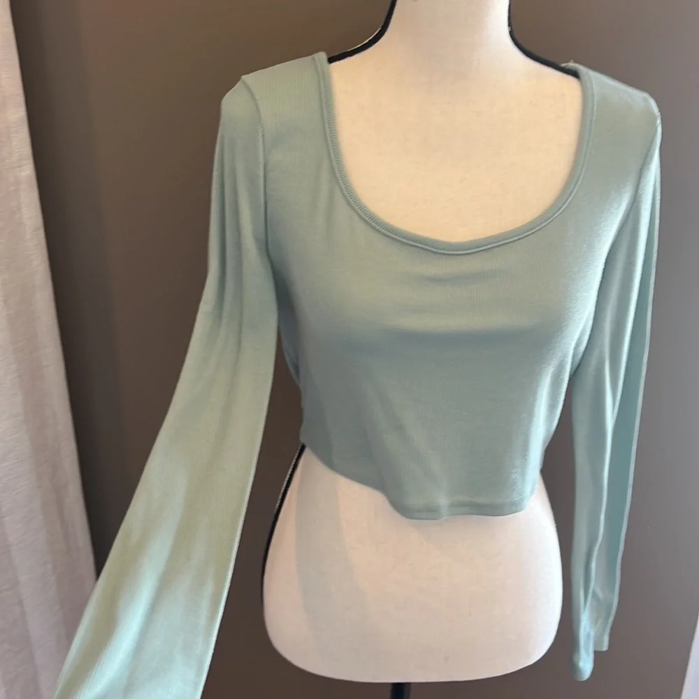 Long sleeve green crop top